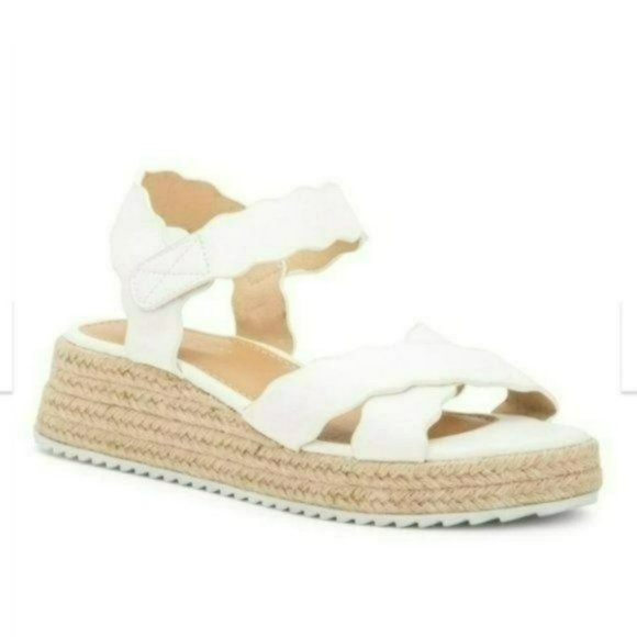 Olivia Miller Shoes - Olivia Miller Trinity Scalloped Sandals